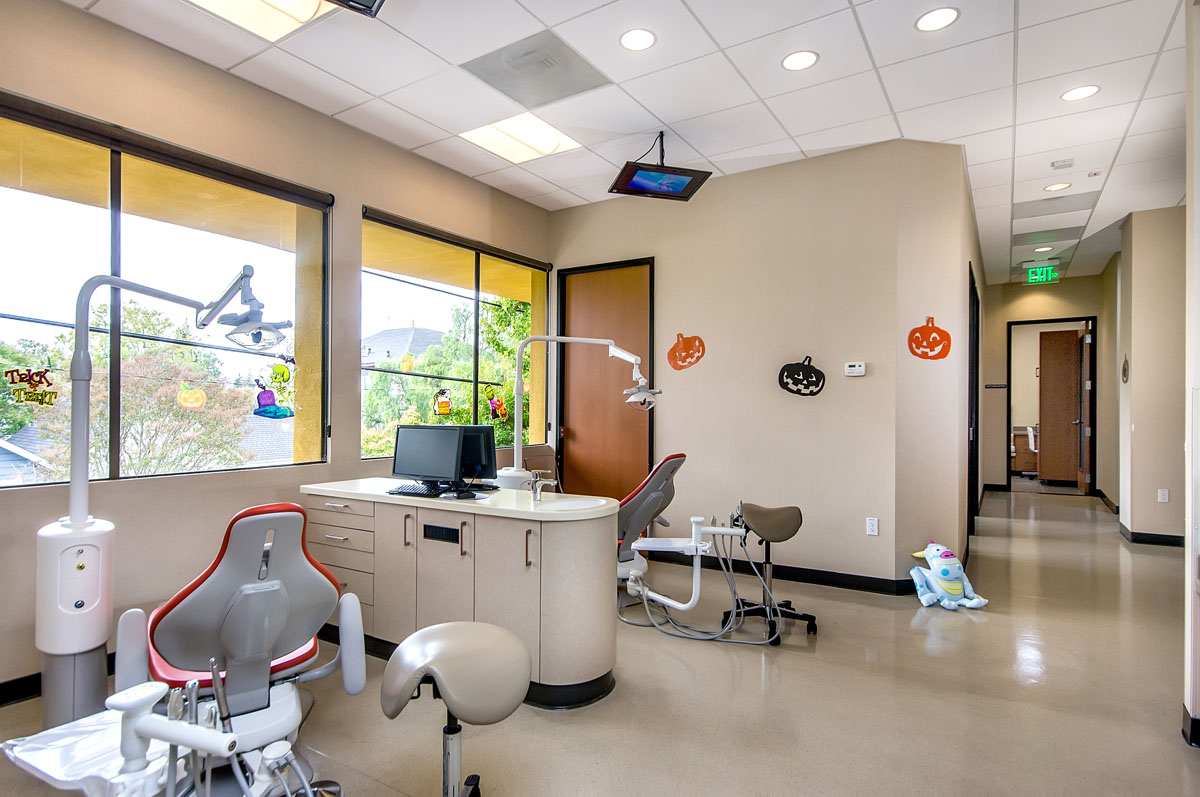 Child-friendly dental office environment for emergency care